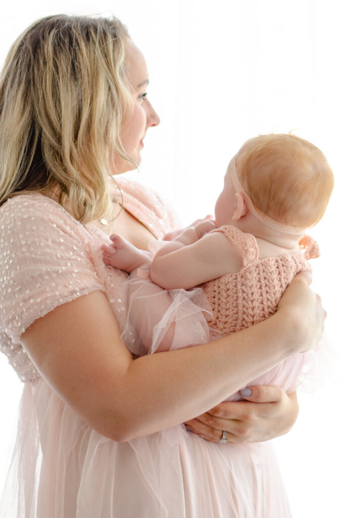 moeder en baby in roze door noord holland fotograaf