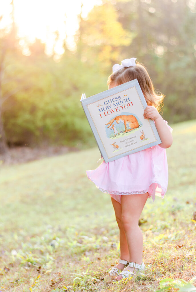 twee jaar oud meisje lezen
