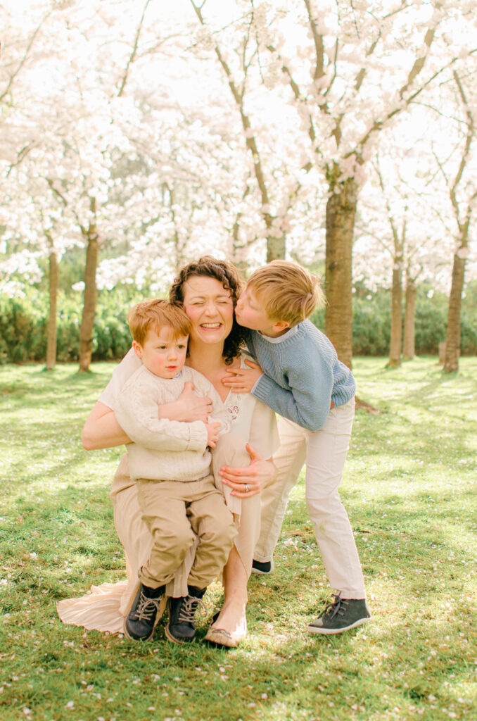 mother hugs her sons in the bloesempark