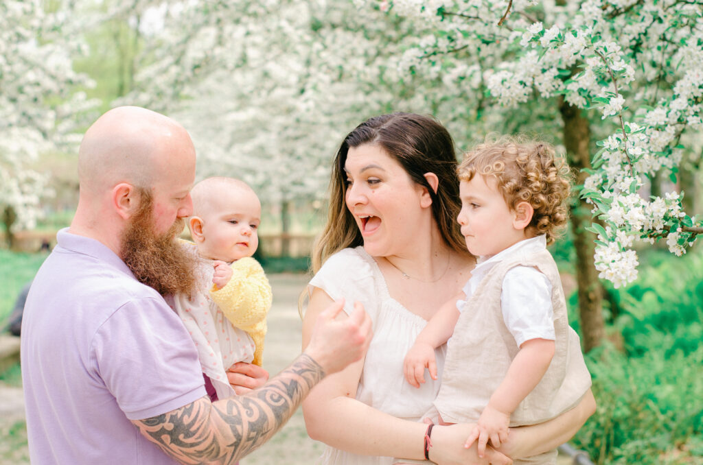 Candid family moments in a spring garden in Bos en Lommer.