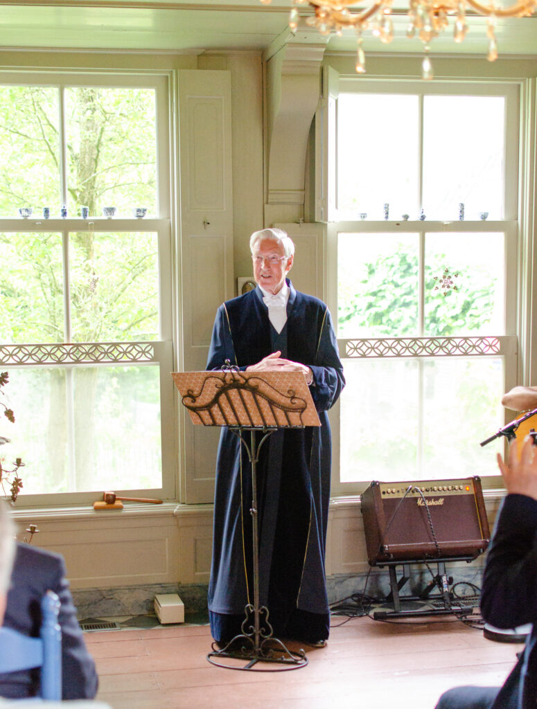 officiant-signing-wedding