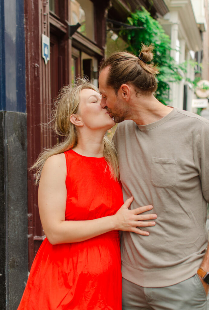 kissing couple in amsterdam