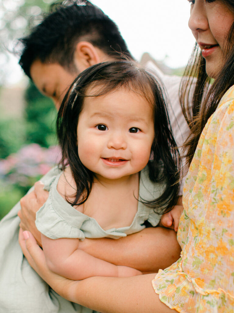 Happy baby smiles in Giethoorn with her parents.