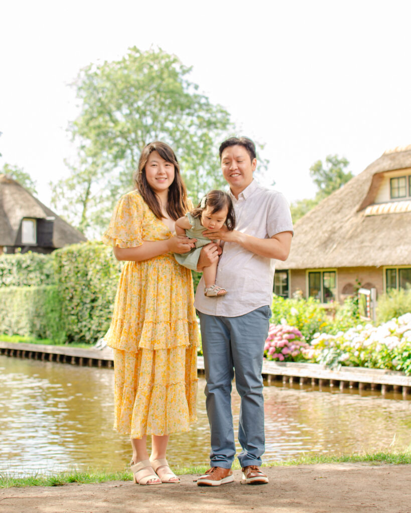 Family of three outfits at Giethoorn in the summer.