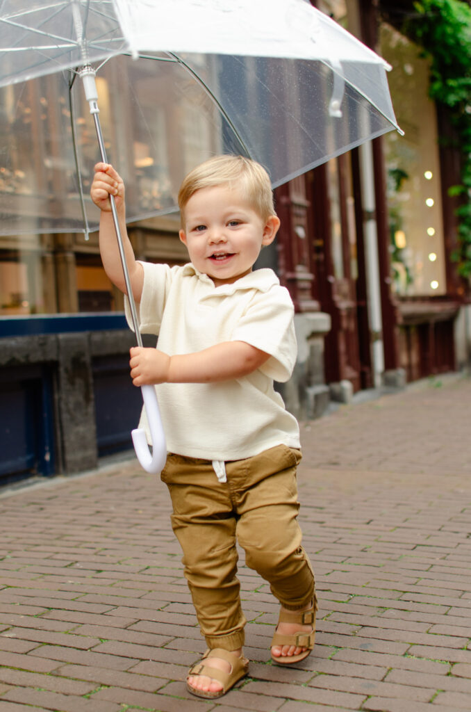 toddler with umbrella amsterdam fall photography