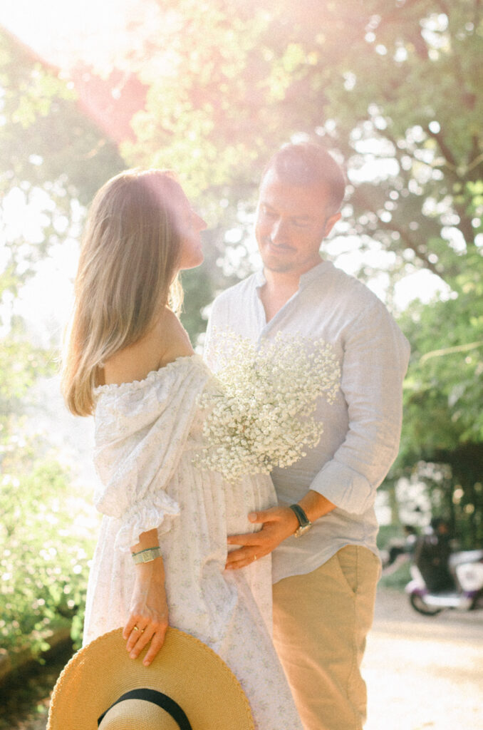 Soft-focus image of pregnancy photo in nature during summer in Amsterdam.