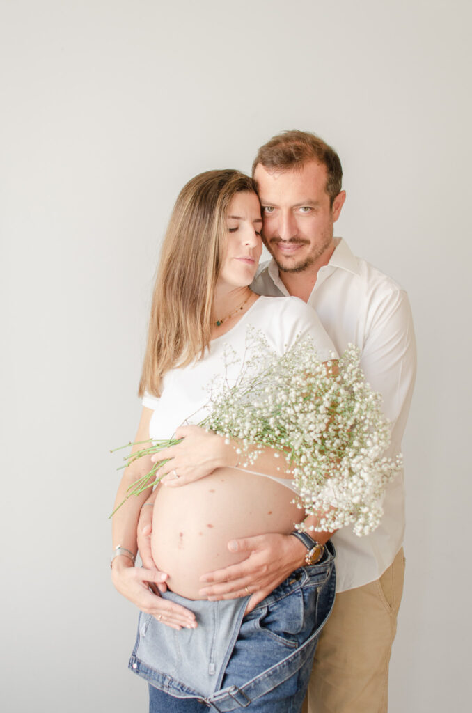 studio-maternity-photos-white-tee