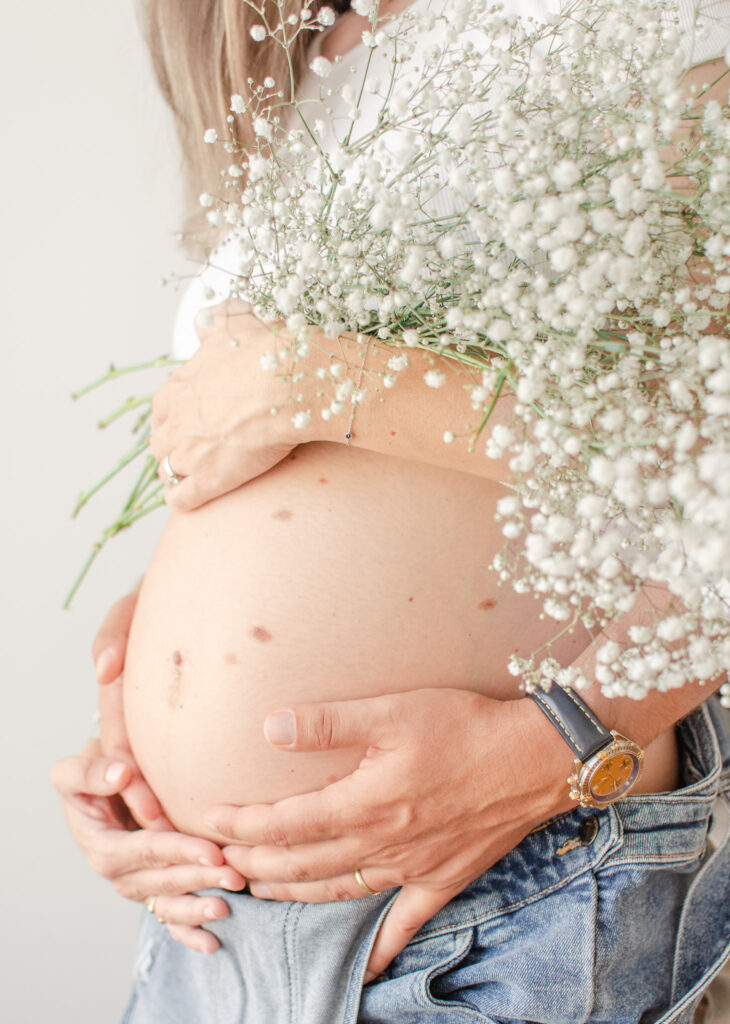 studio-maternity-photos-white-tee