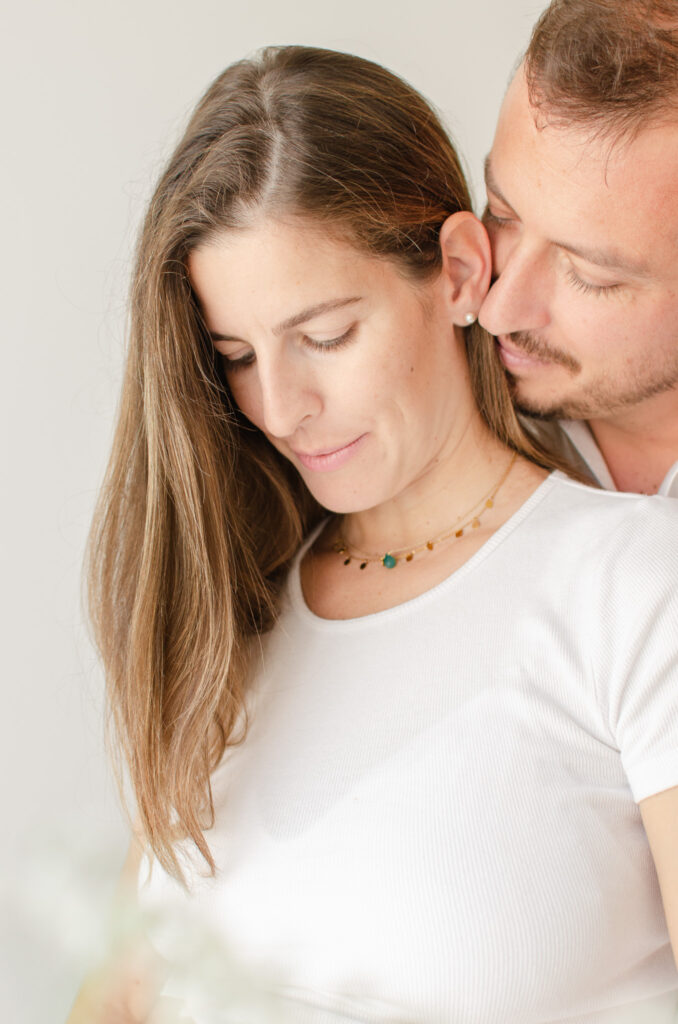 studio-maternity-photos-white-tee