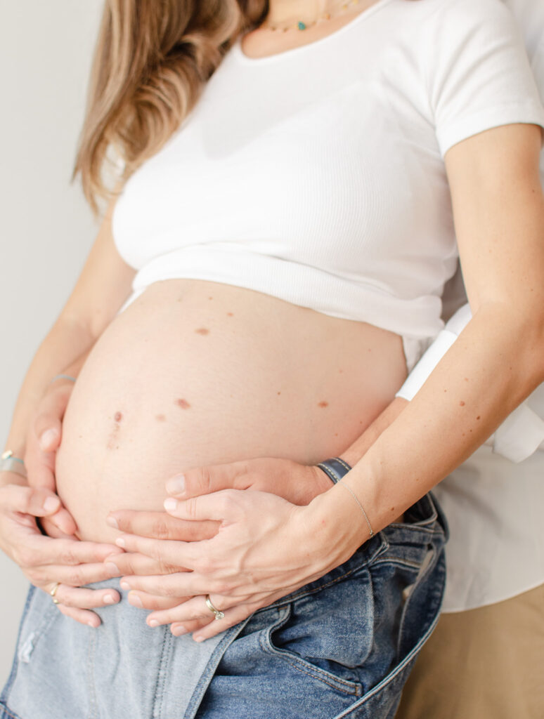 studio-maternity-photos-white-tee