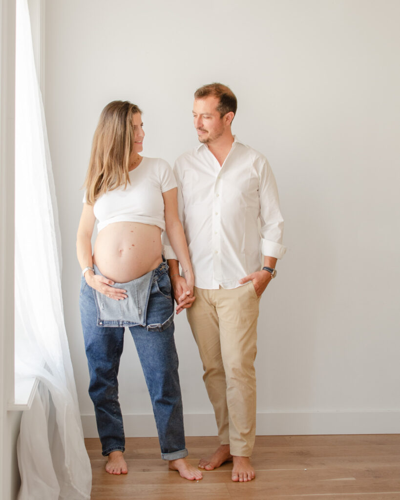 studio-maternity-photos-white-tee