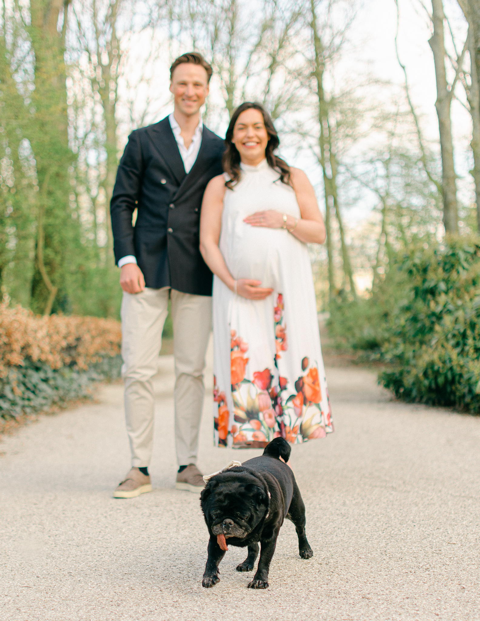 Couple with bulldog in Erasmuspark maternity photos