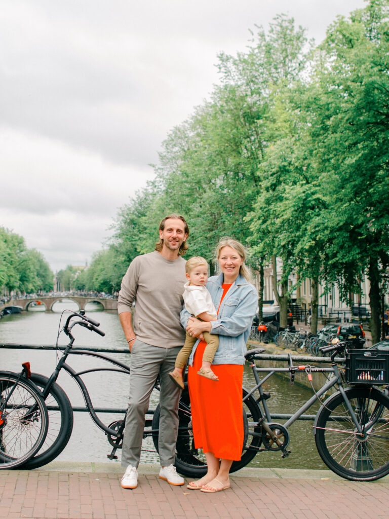 Family walks along the Keizersgracht in Amsterdam.