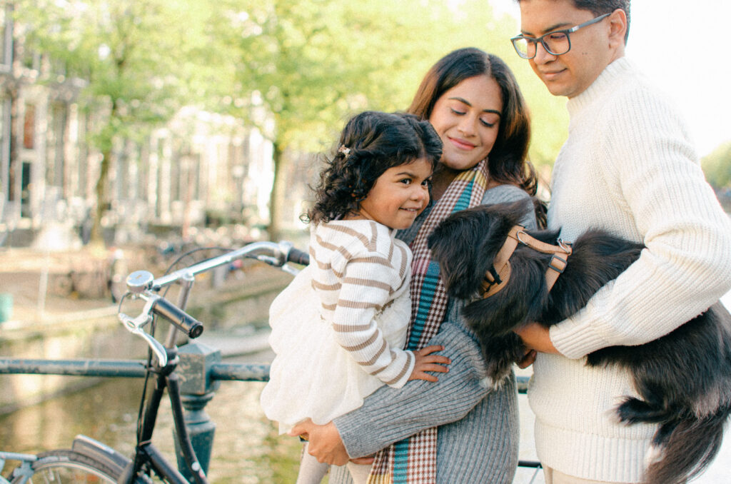 A cozy family cuddle captured during a Keizersgracht session.