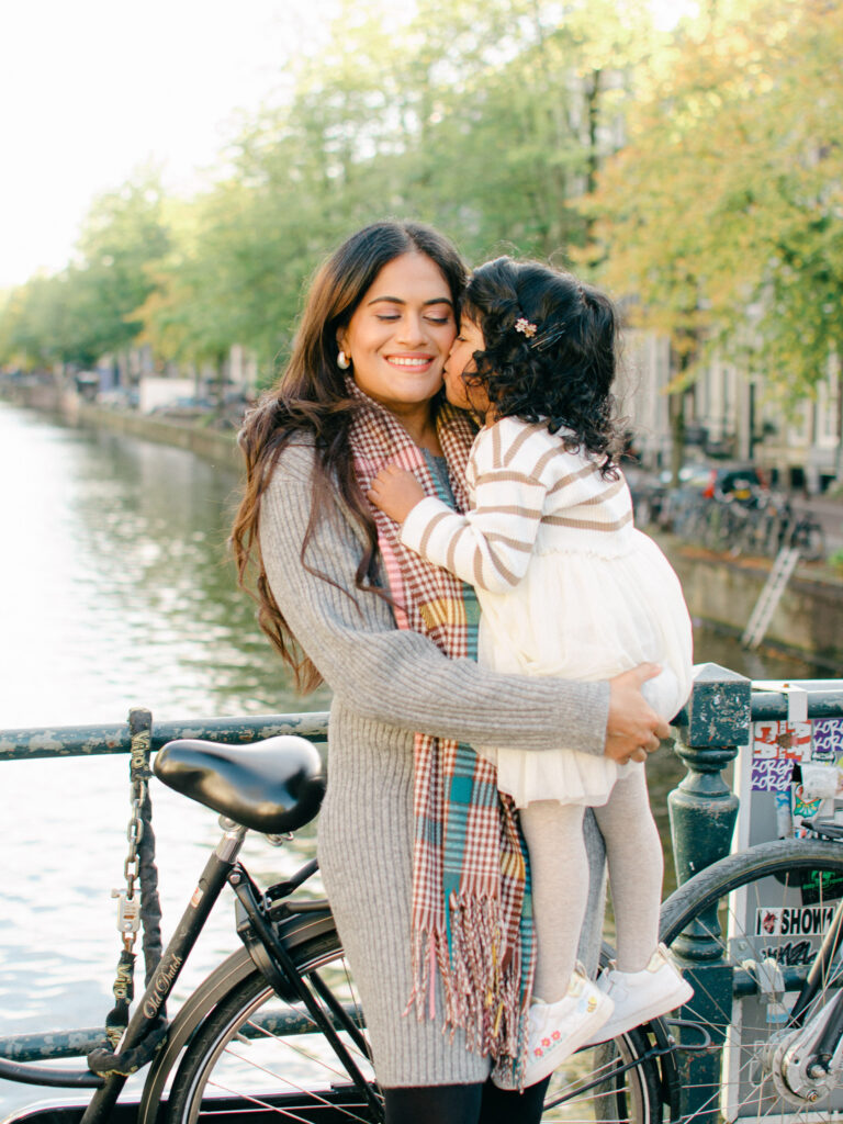 A quiet moment captured in Keizersgracht family photos.