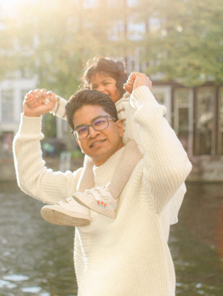 Playful family moment in front of Keizersgracht townhouses.