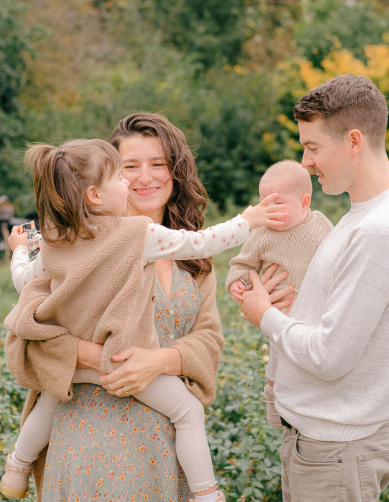 Playful family photo in the Rosarium in Vondelpark.