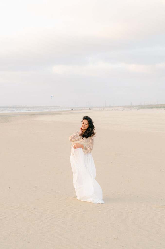 Lifestyle image of expecting mother on the beach in Bloemendaal.