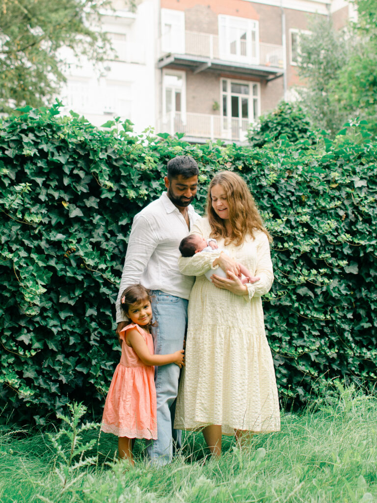 Family of four in front of the ivy wall in their garden in Oud-West.
