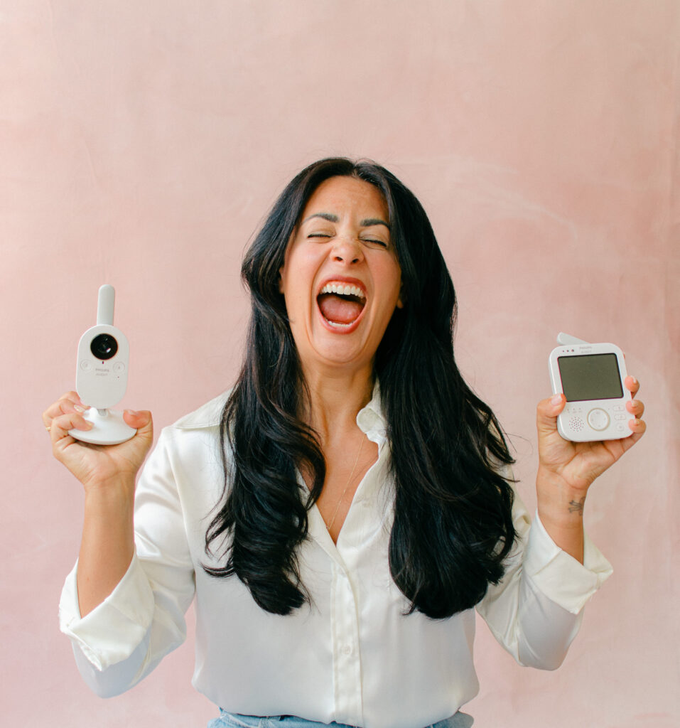 Funny branding photo of a sleep consultant holding up baby monitors and screaming by an Amsterdam professional headshot photographer. 