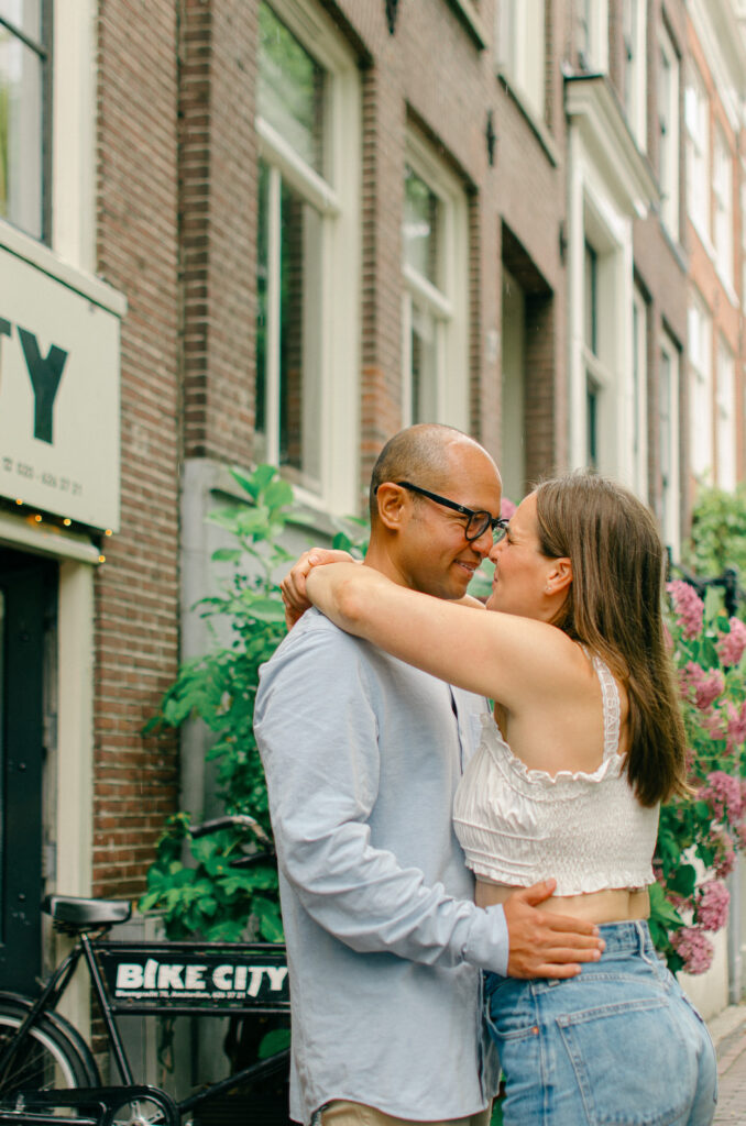A couple cozy up together in Amsterdam.